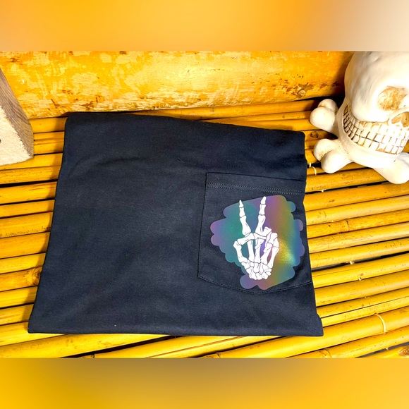 Small Black Pocket T-shirt ✌🏼 - Picture 1 of 3